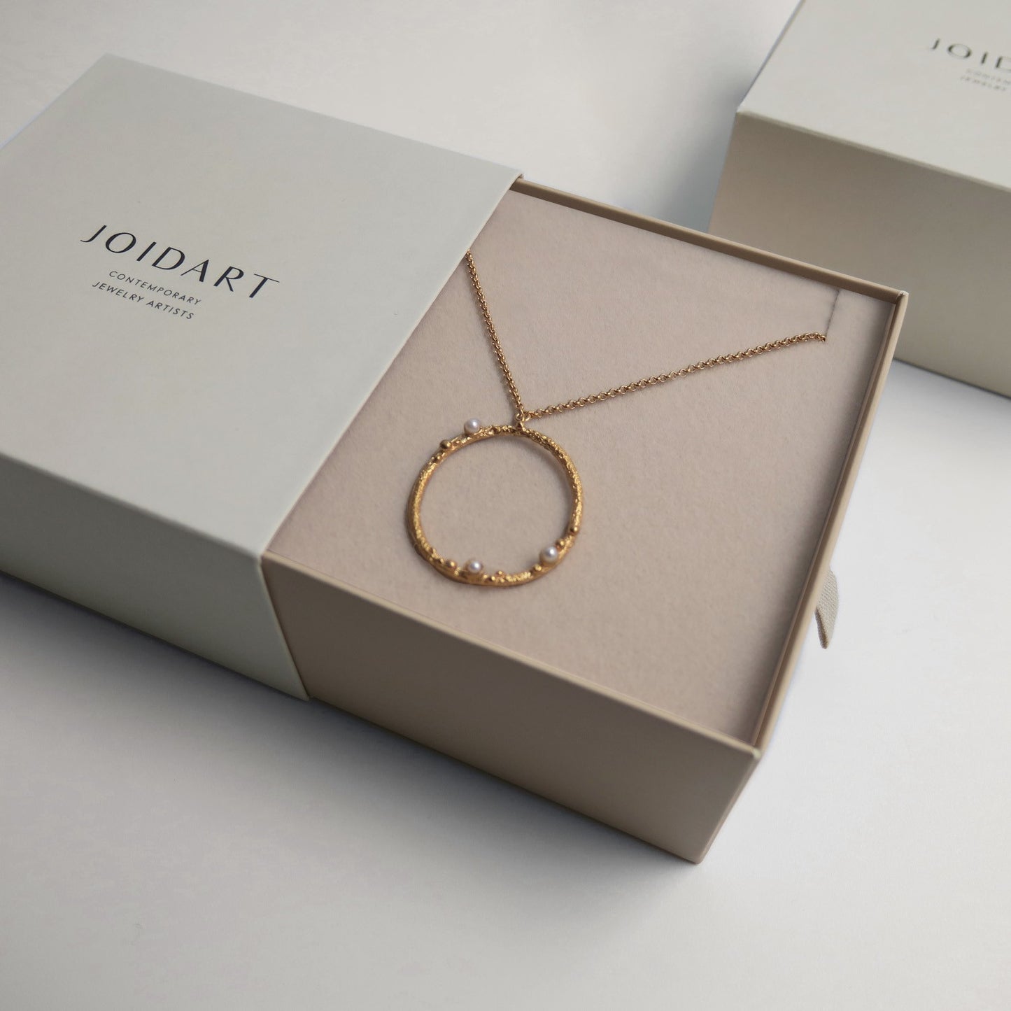 GOLDEN CIRCULAR NECKLACE GUSPIRA