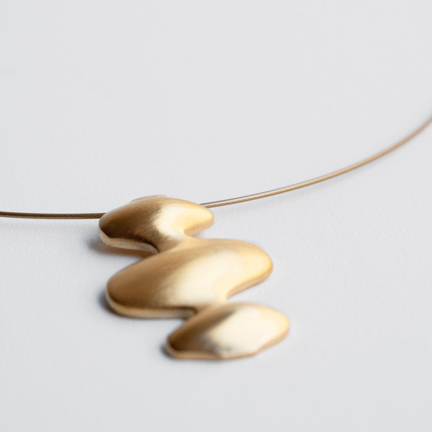 GOLDEN PENDANT NECKLACE SINUARA